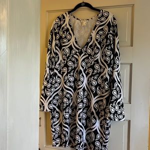 Venus black & White size XL long sleeve dress with flared sleeves never worn